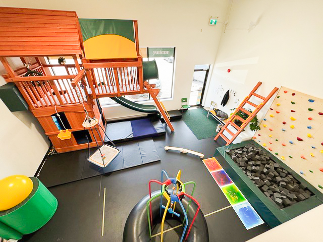 Salle de stimulation sensorielle et motrice du Centre Grandissons à Drummondville, avec modules de jeux, mur d'escalade, tapis et équipements adaptés pour enfants.