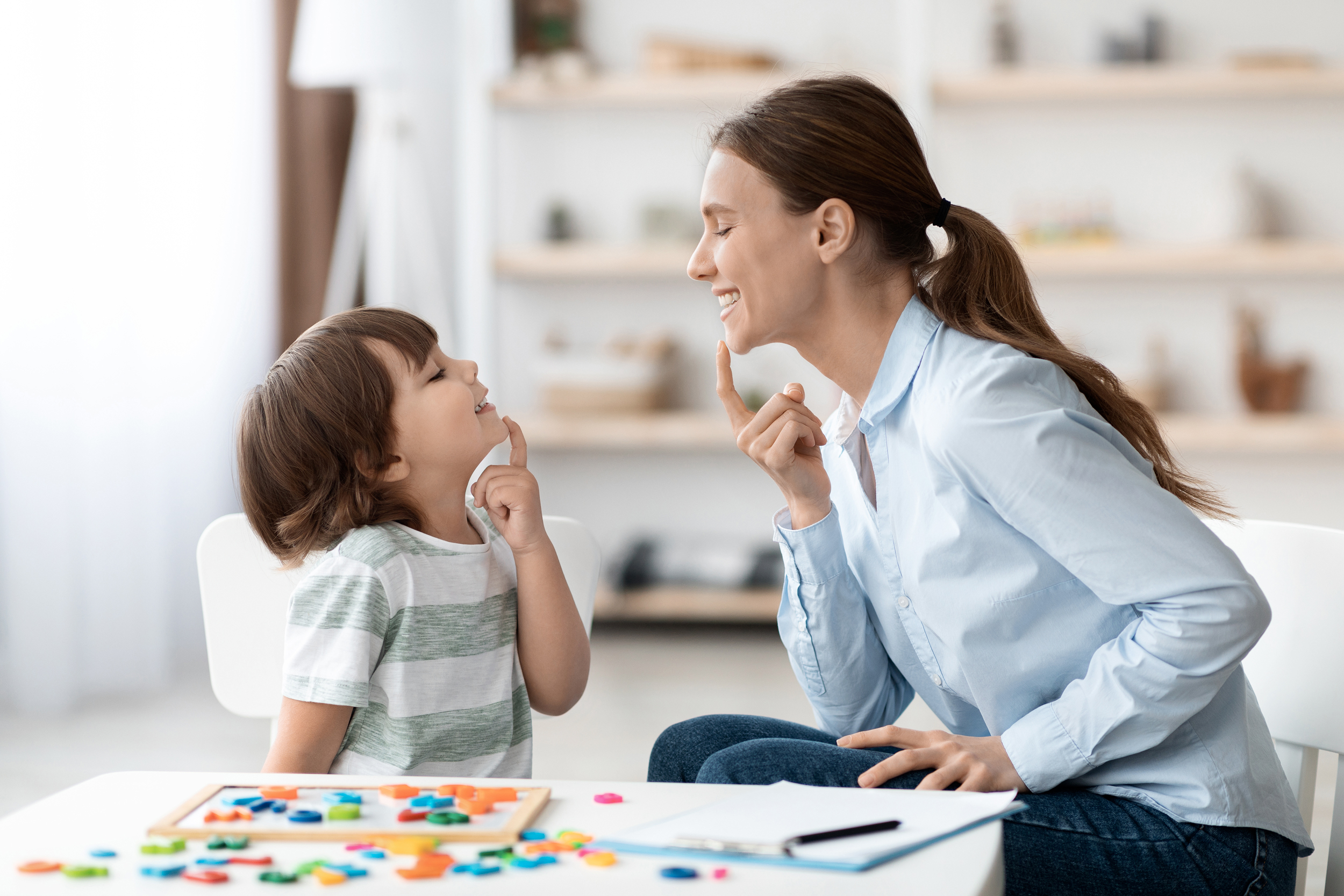 Orthophoniste travaillant avec un enfant sur le langage et la communication en séance à Drummondville